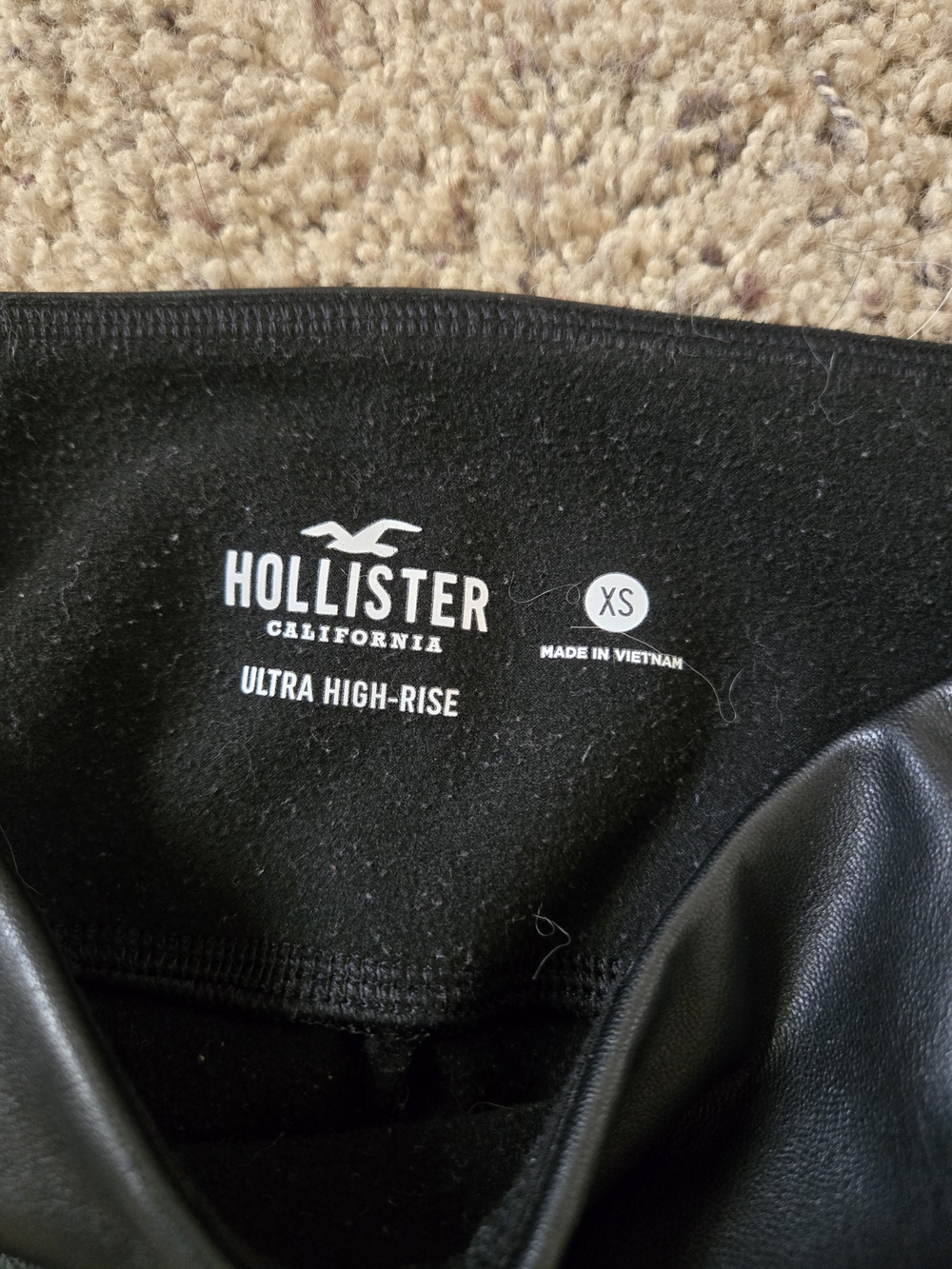 Hollister Black High-Waist Faux Leather Leggings - Picture 4 of 6